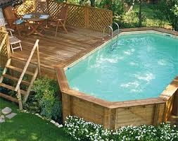 piscina fuori terra, con pannellature esterne in legno